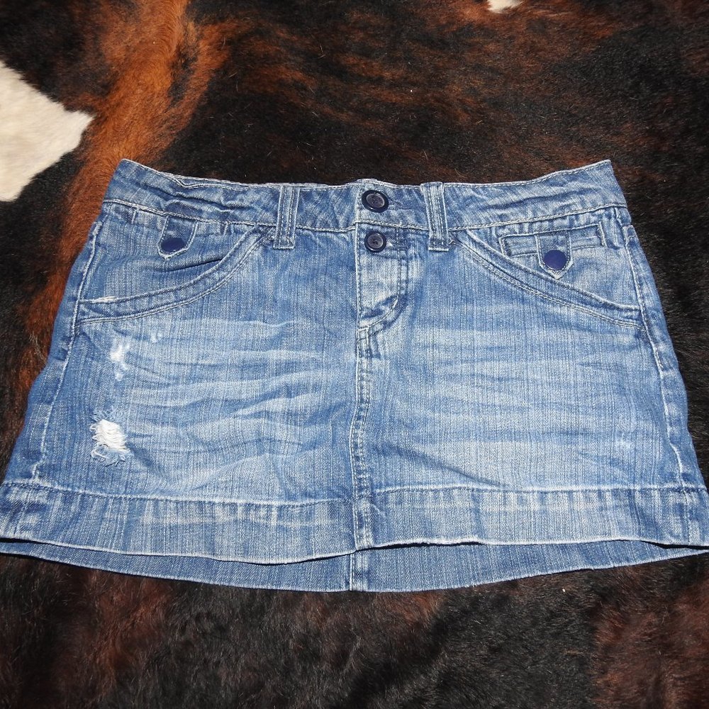 American Eagle low waisted distressed skirt